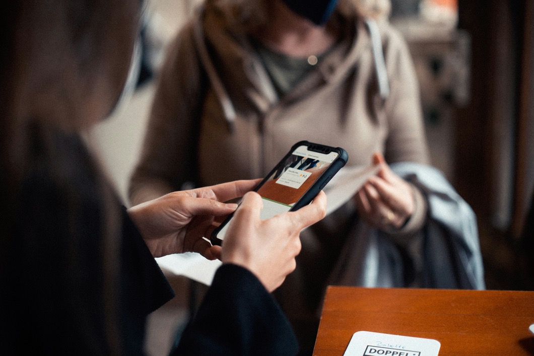 Woman using the MIXERS app on her phone